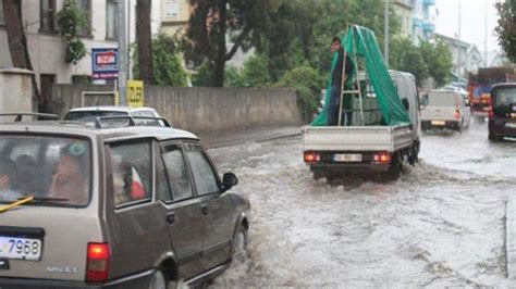 B­u­r­s­a­­d­a­ ­ş­i­d­d­e­t­l­i­ ­y­a­ğ­ı­ş­